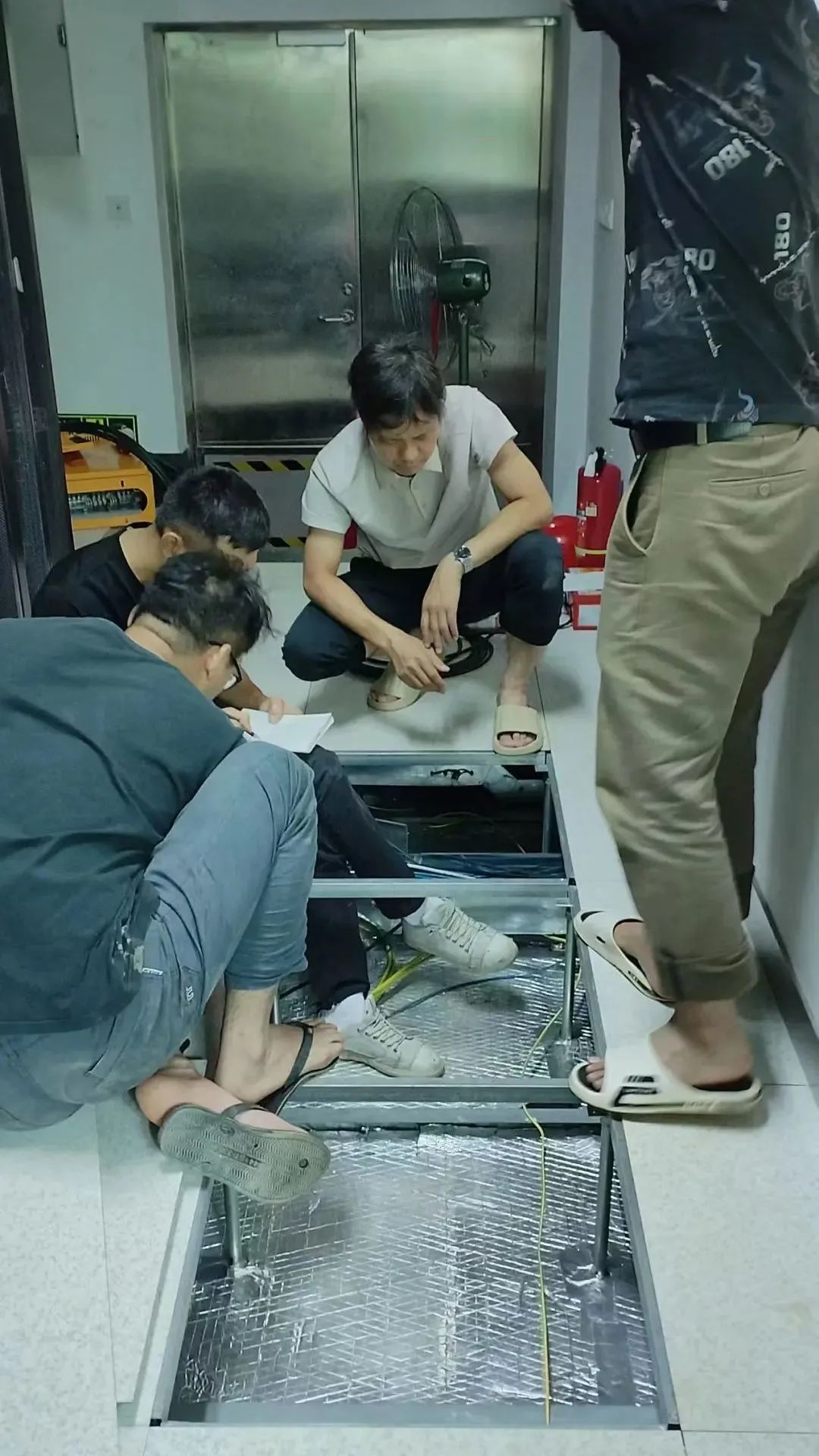 跨区驰援，，，，，与时间赛跑——怀集腾博汇官网中心机房恢复供电-腾博汇官网官方网站—腾博汇官网